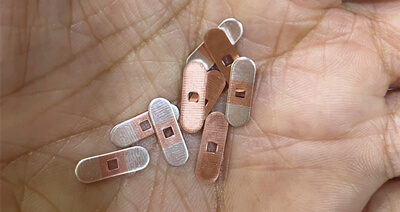 Pošiljka za žigosanje s srebrnim intarziranim trakom